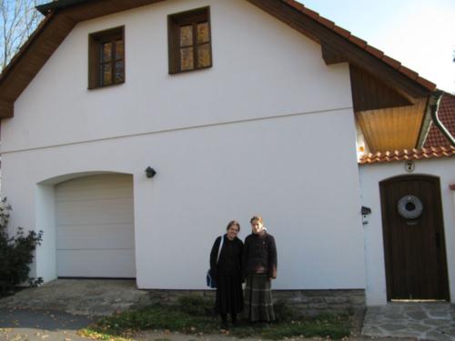 Anežka a Věrka před rodným domem MR
